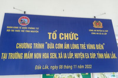 Đội TTTTN đoàn KTQP 737 phối hợp với công an xã IaLốp, tổ chức “Chương trình bữa cơm ấm lòng trẻ vùng biên” tại Trường MN Hoa Sen xã IaLốp, huyện EaSúp